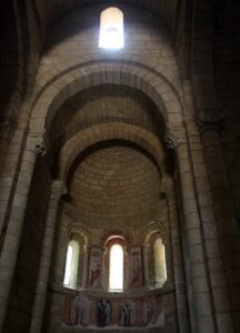 Interior iglesia de Santa Cristina de Ribas del Sil 
