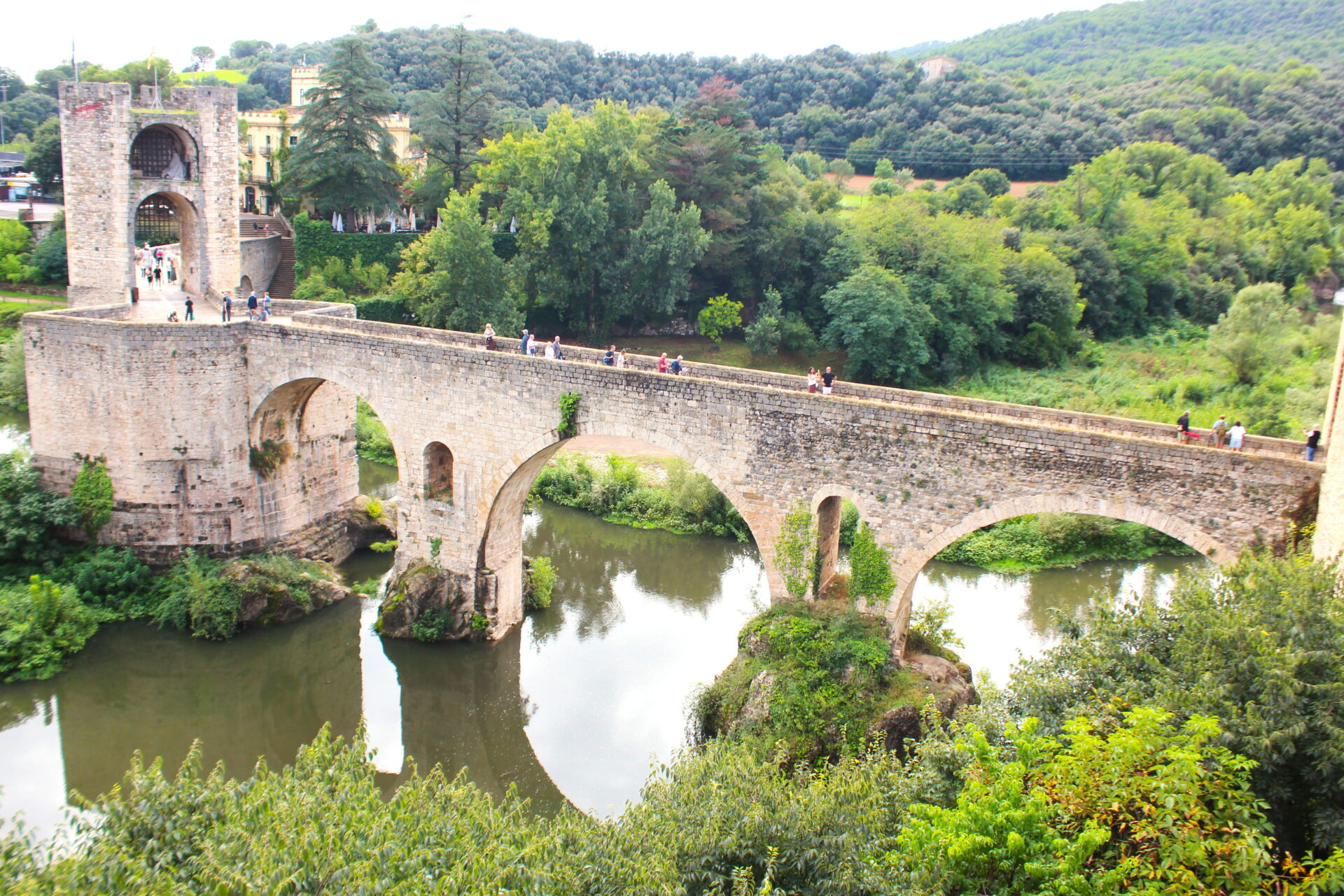Puente románico o puente viejo de Besalú. Girona