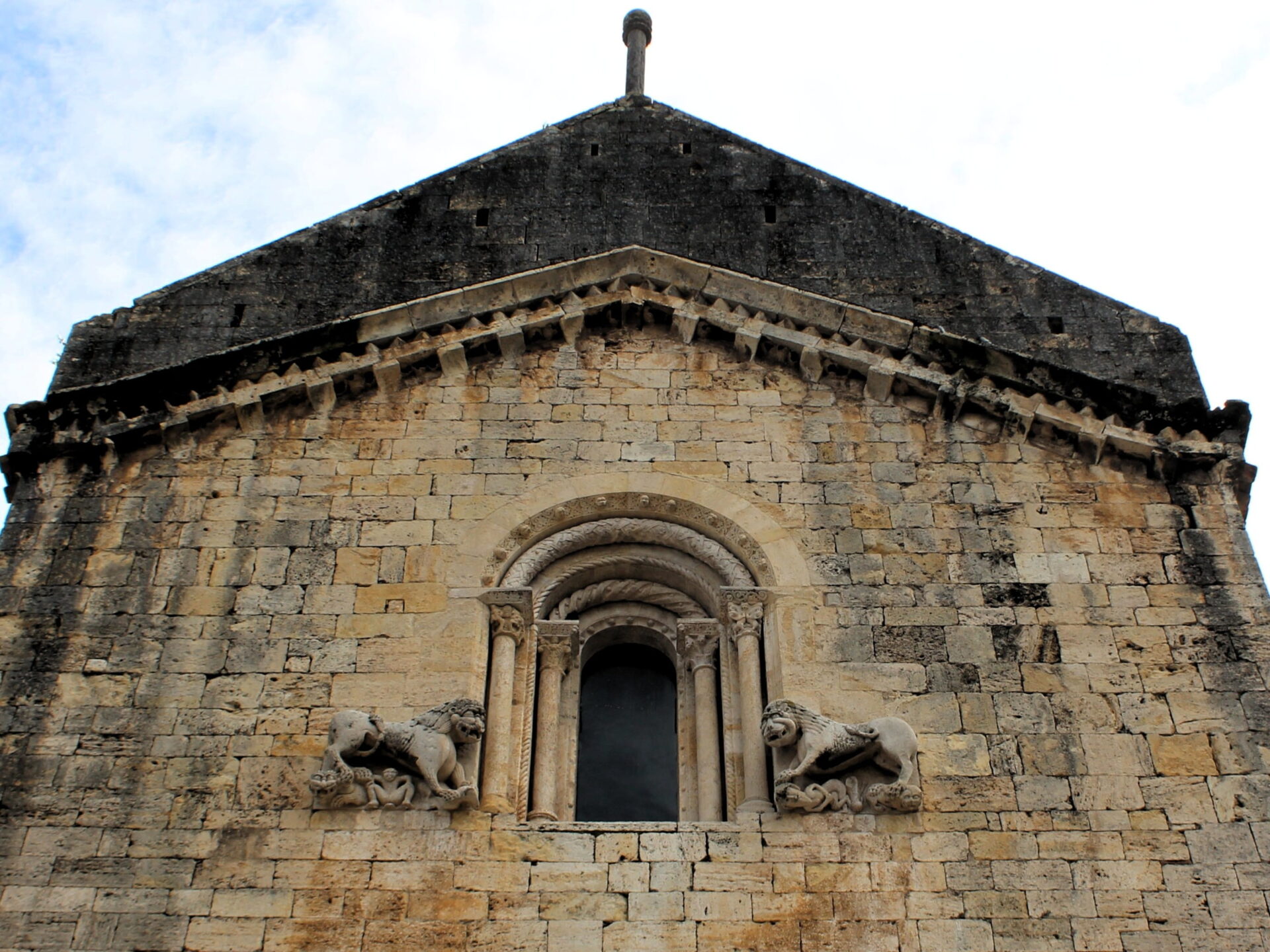 Los leones en la ventana de la iglesia del monasterio de Sant Pere de Besalú