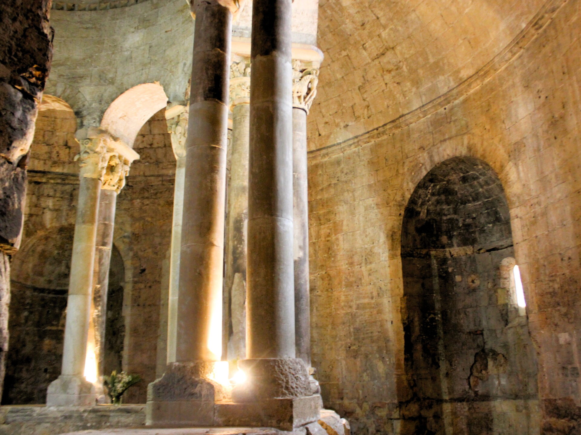 Deambulatorio o Girola del monasterio de Sant Pere de Besalú
