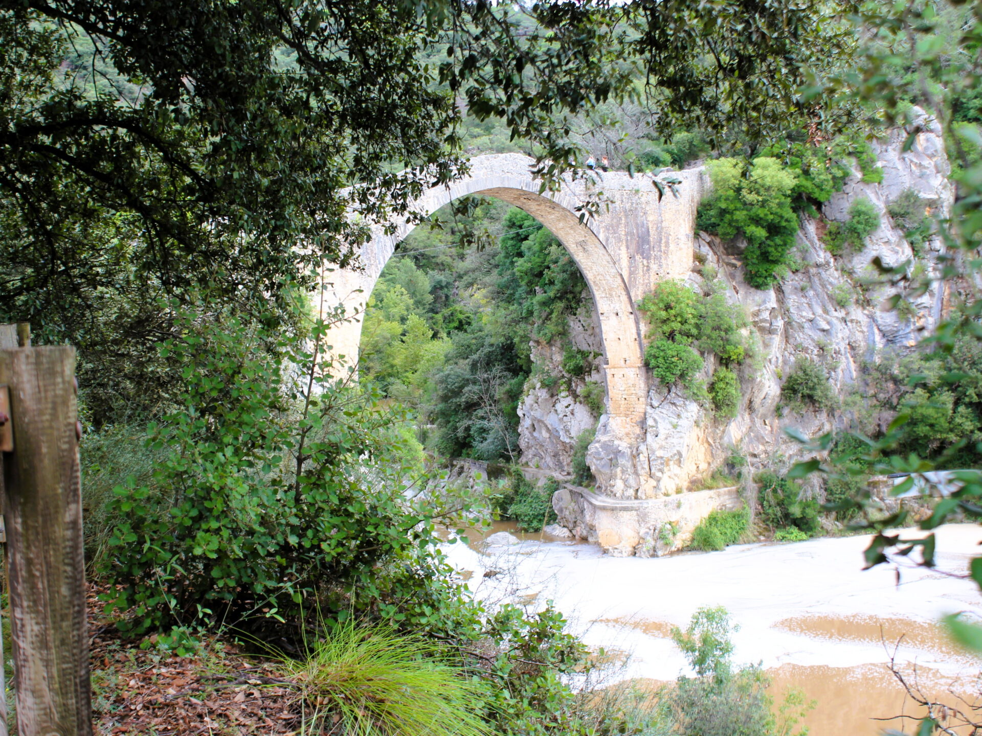 Puente de Llierca, en piedra y con un solo arco