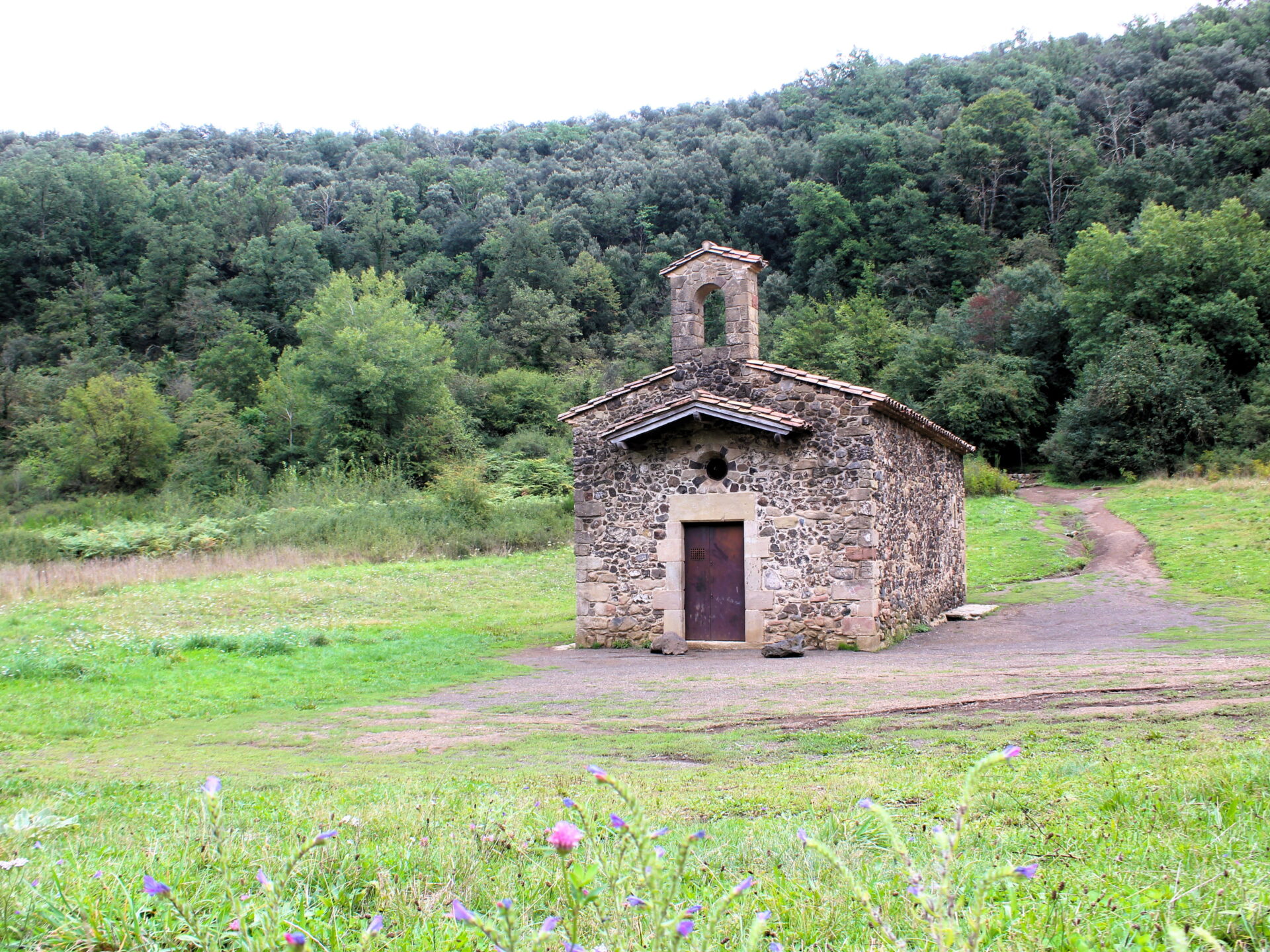 Volcanes que ver por libre en La Garrotxa: volcán con ermita en su interior