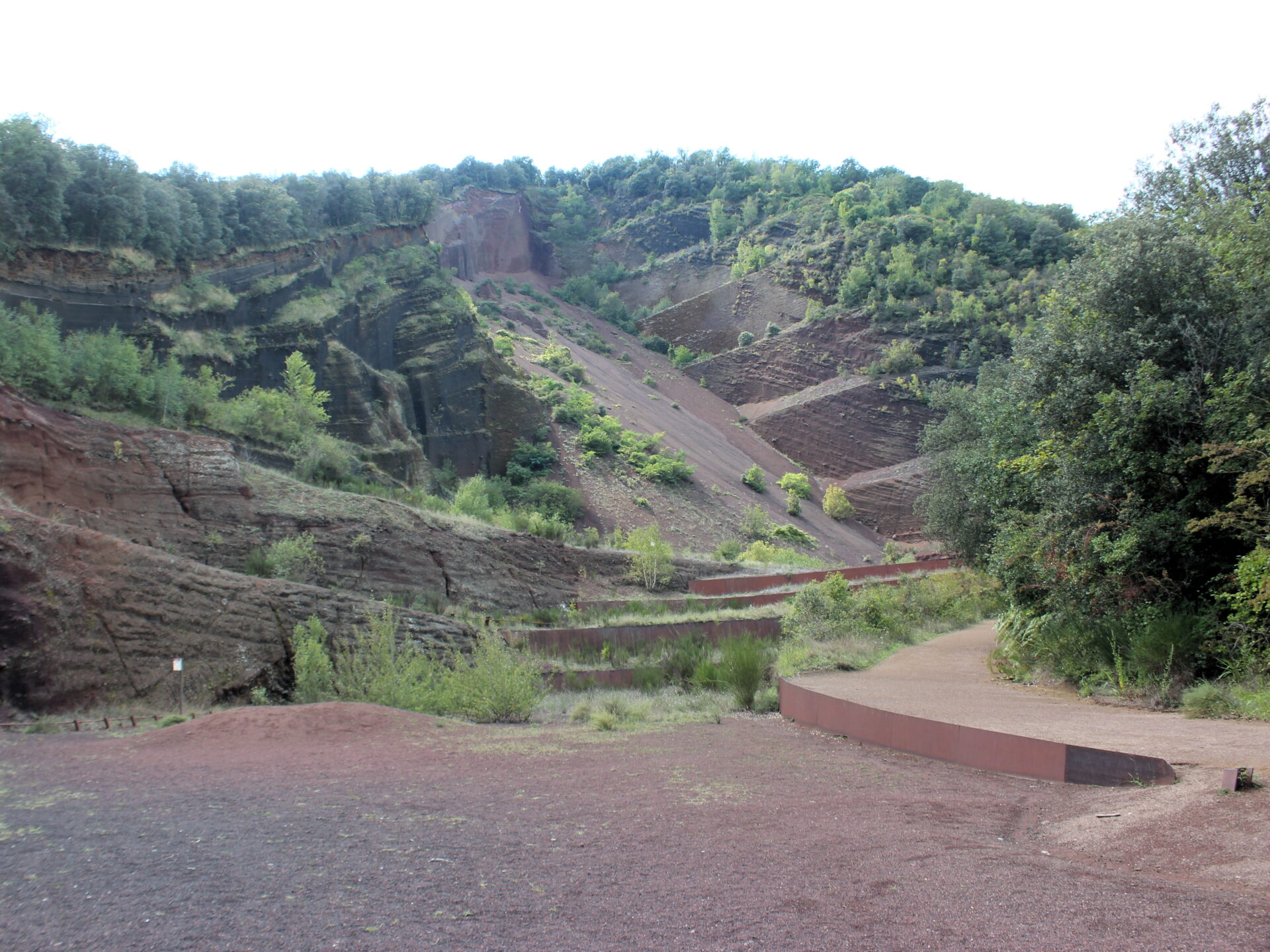 Volcán Croscat en La Garrotxa con los cortes de lava en colores rojizos