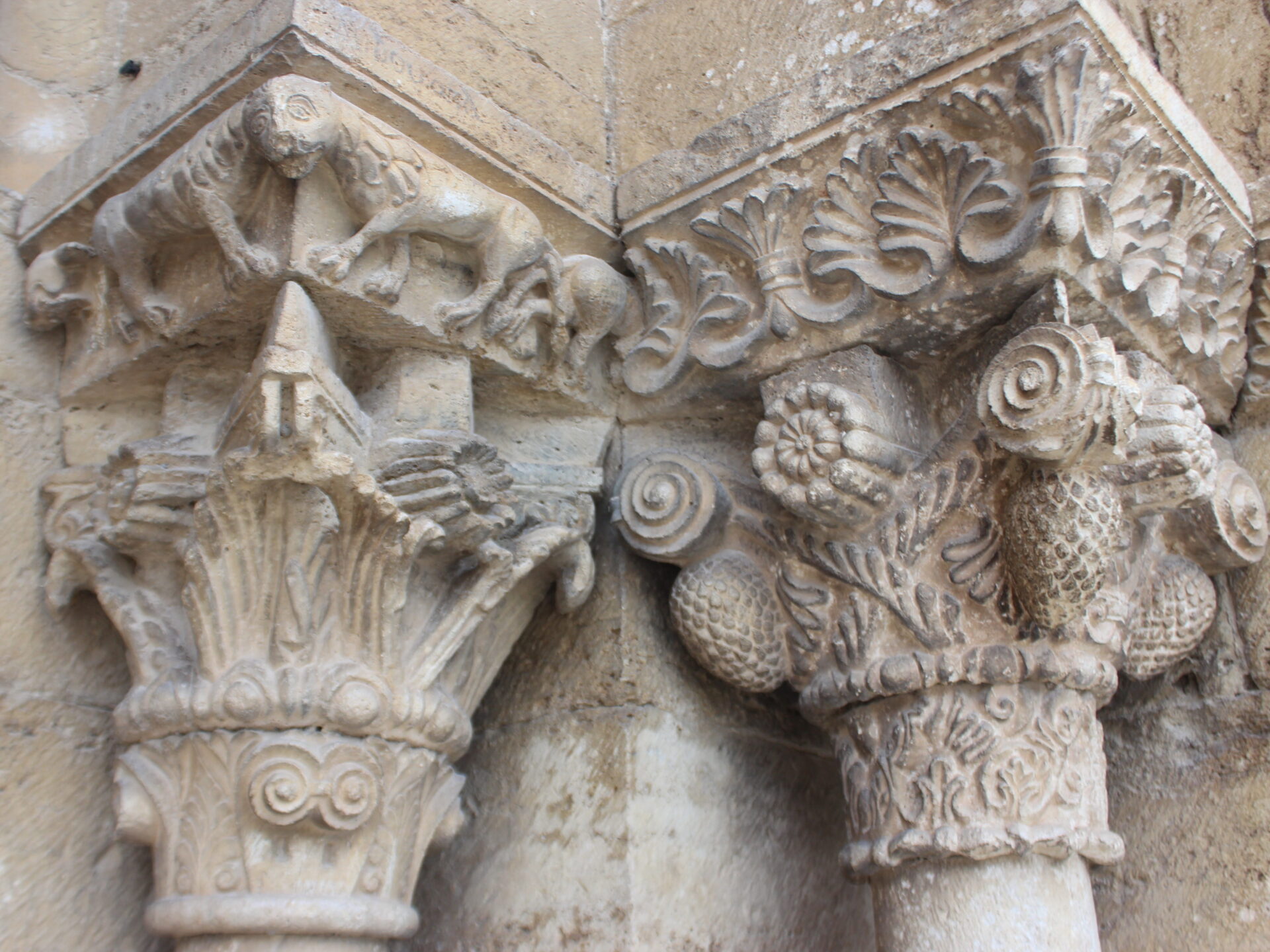 Capiteles de la ermita románica de Santa María de Porqueres