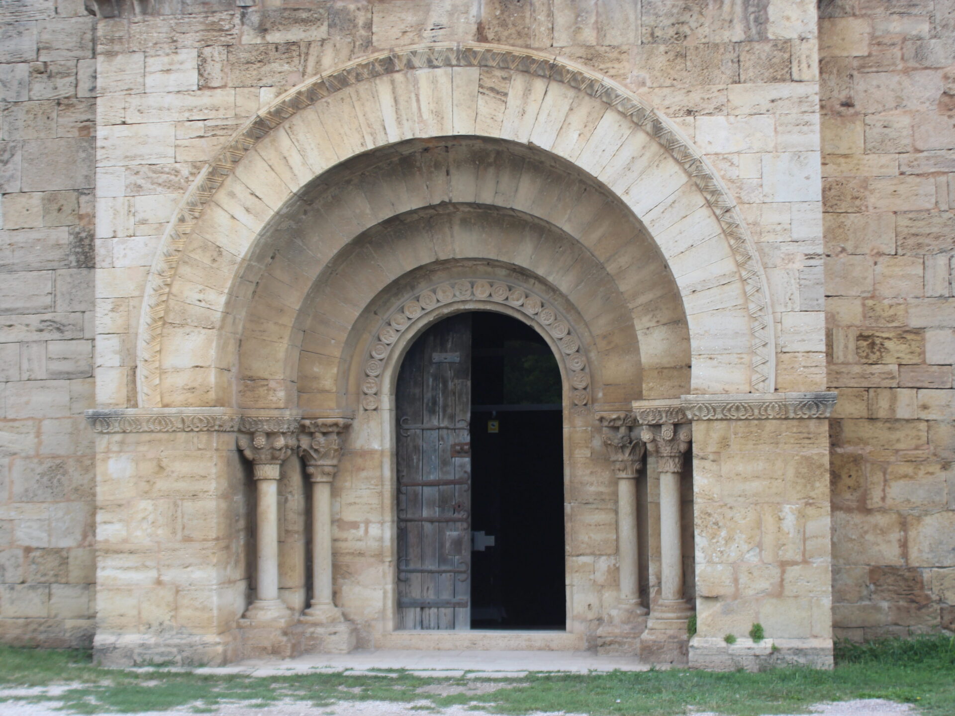 Portada con arquivoltas de la Ermita de Santa María de Porqueres, en Banyoles