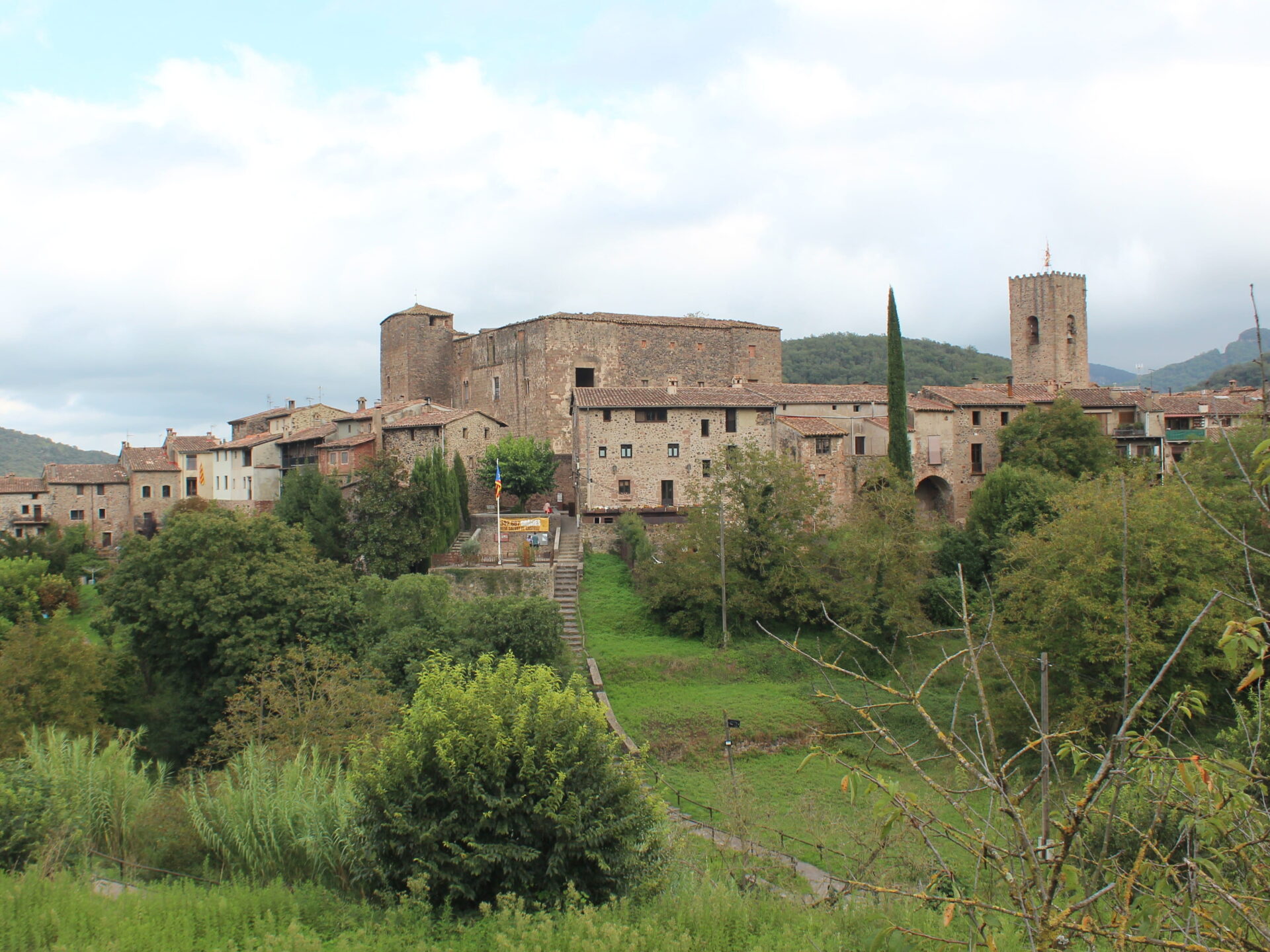 Panorámica completa de Santa Pau con el castillo, la torre de la iglesia y las casas