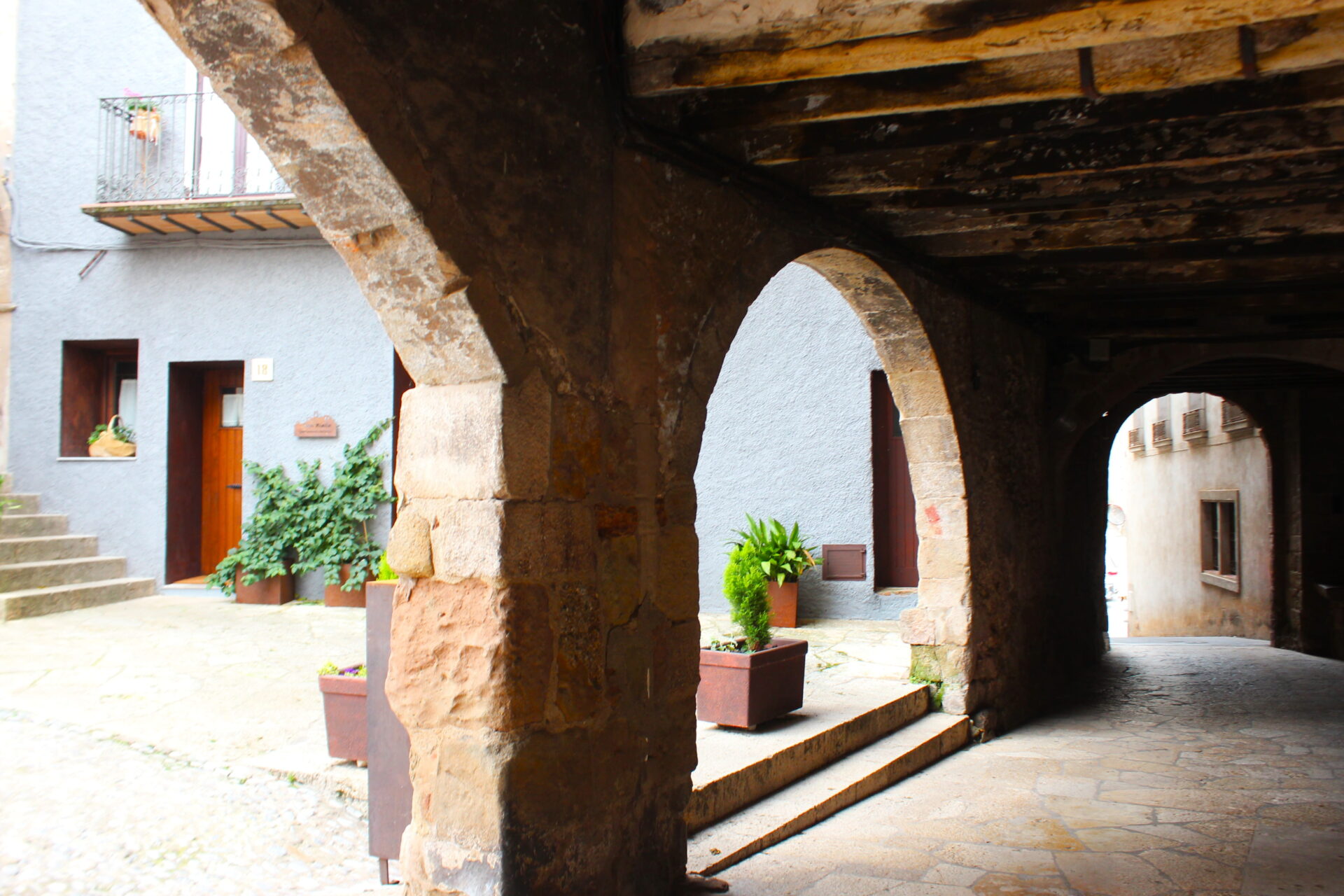 Plaza Mayor de Santa Pau con soportales