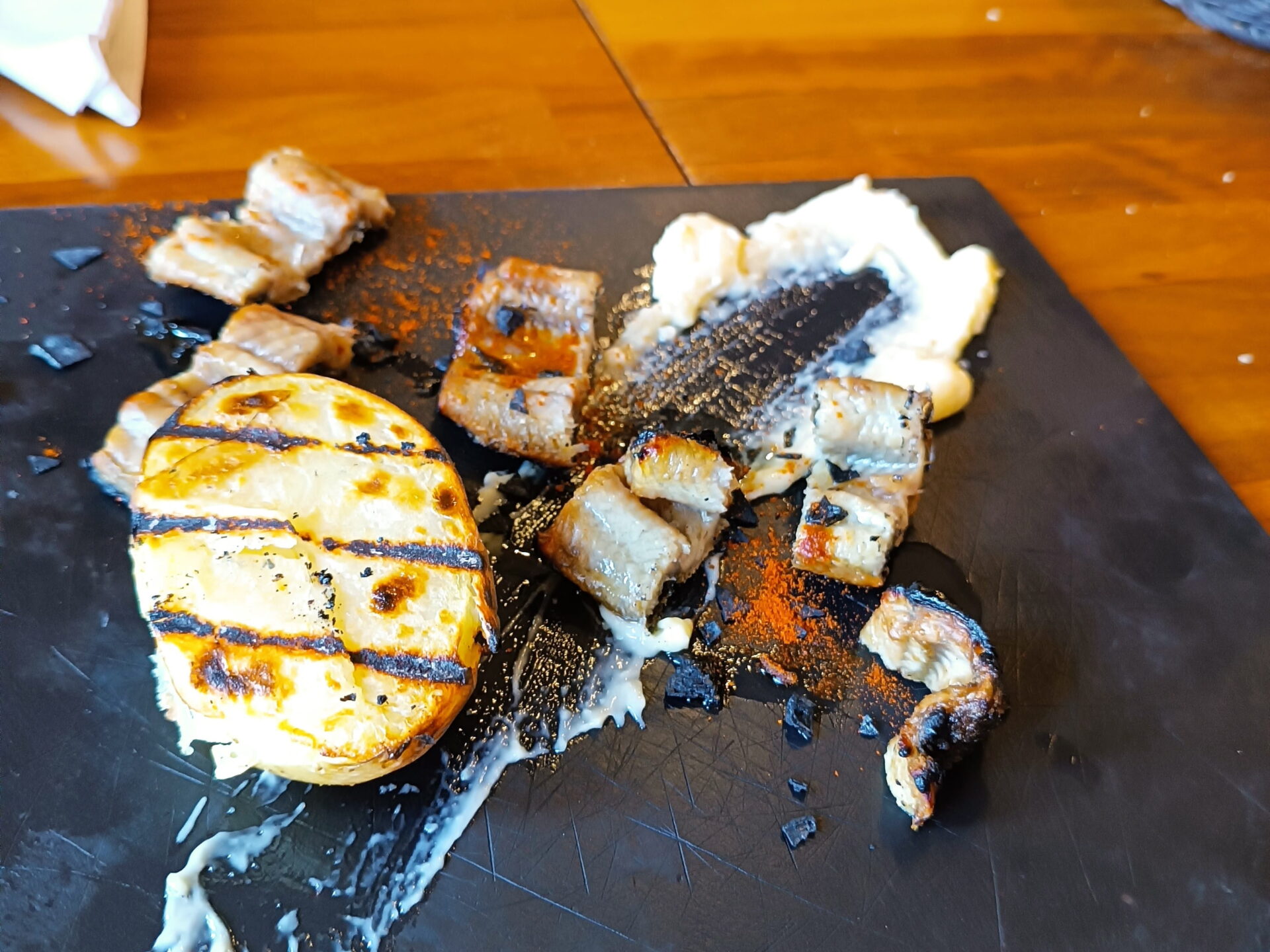 Plato de anguila en suc, receta tradicional
