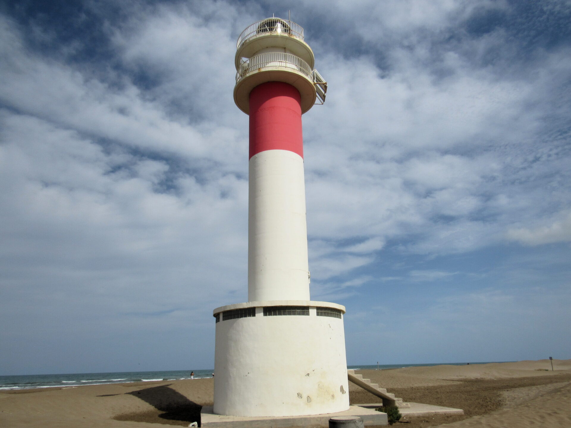 Faro del Fangar con nubes