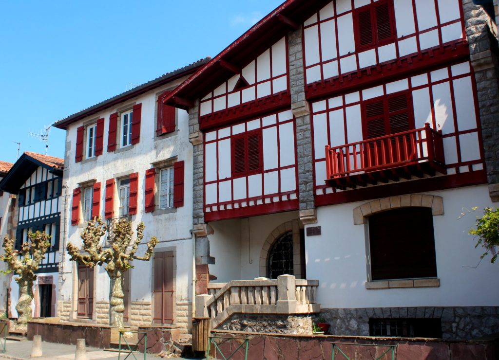 Arquitectura tradicional de Ainhoa con casas de entramado de madera en color rojo 