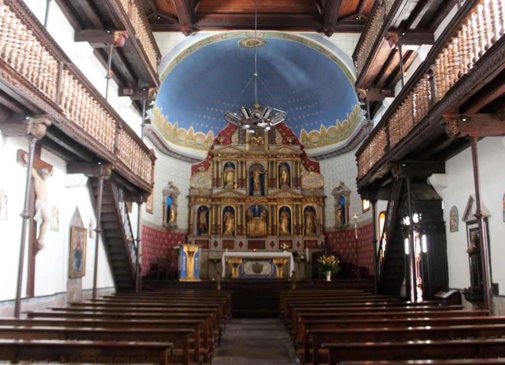Interior de la iglesia de Ainhoa en Francia con sus característicos balcones de madera