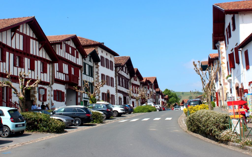 Calle principal de Ainhoa con las típicas casas de entramados de madera vistos 