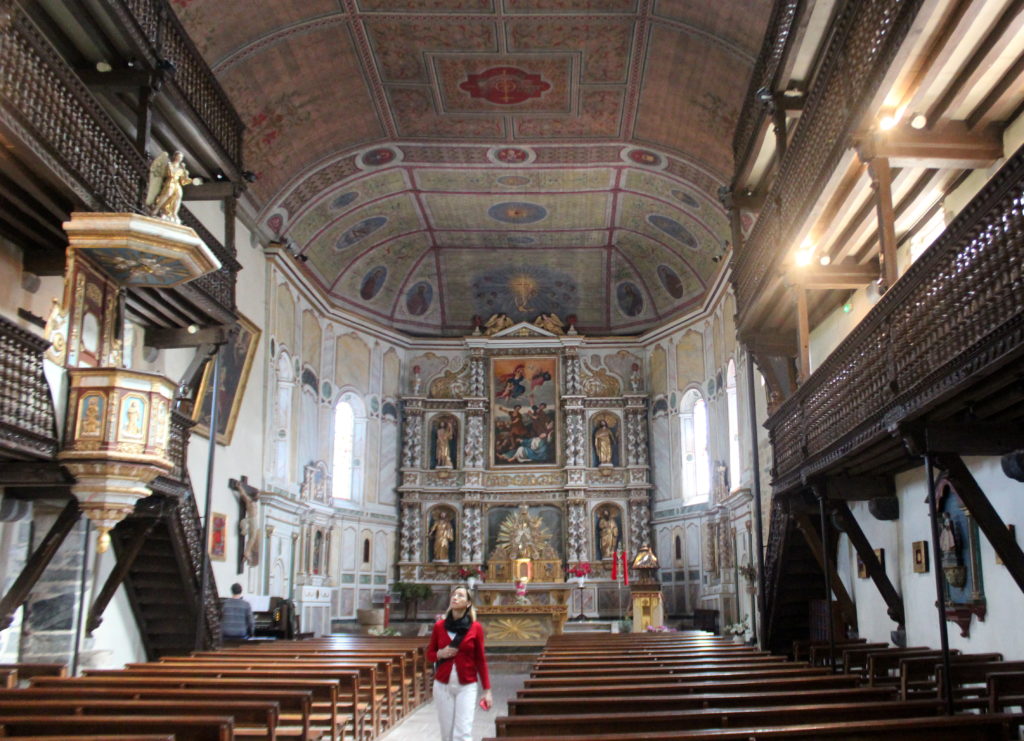 Iglesia de Espelette con su retablo barroco y balcones de madera