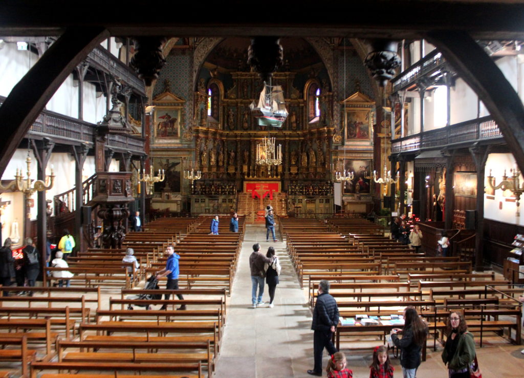 Interior de la iglesia de San Juan de Luz (Francia) con los balcones de madera
