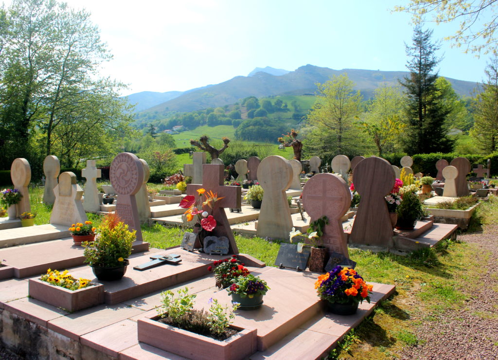 Cementerio con estelas discoidales
