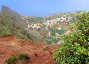 El pueblo de Agulo desde el mirador de Abrantes en La Gomera Vistas de Agulo desde el mirador de Abrantes