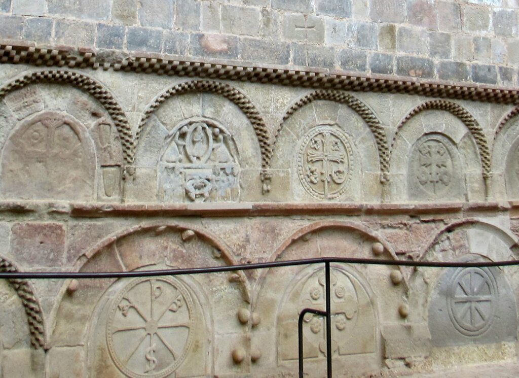 Arcos con taqueado jaqués en Huesca