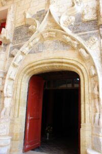 Portada gótico flamiguero iglesia de Roquefort