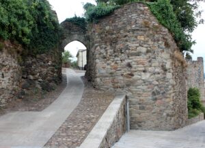 Puerta de la Alcazaba en Monforte de Lemos