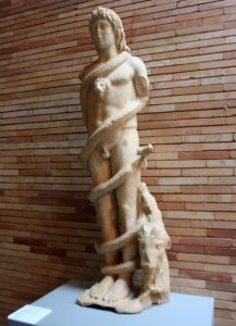 Estatua hombre rodeado por serpiente museo romano de Mérida