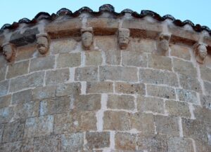 Canecillos ermita de la Soledad en Calatañazor