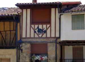 Bordados en la fachadas de Villanueva del Conde