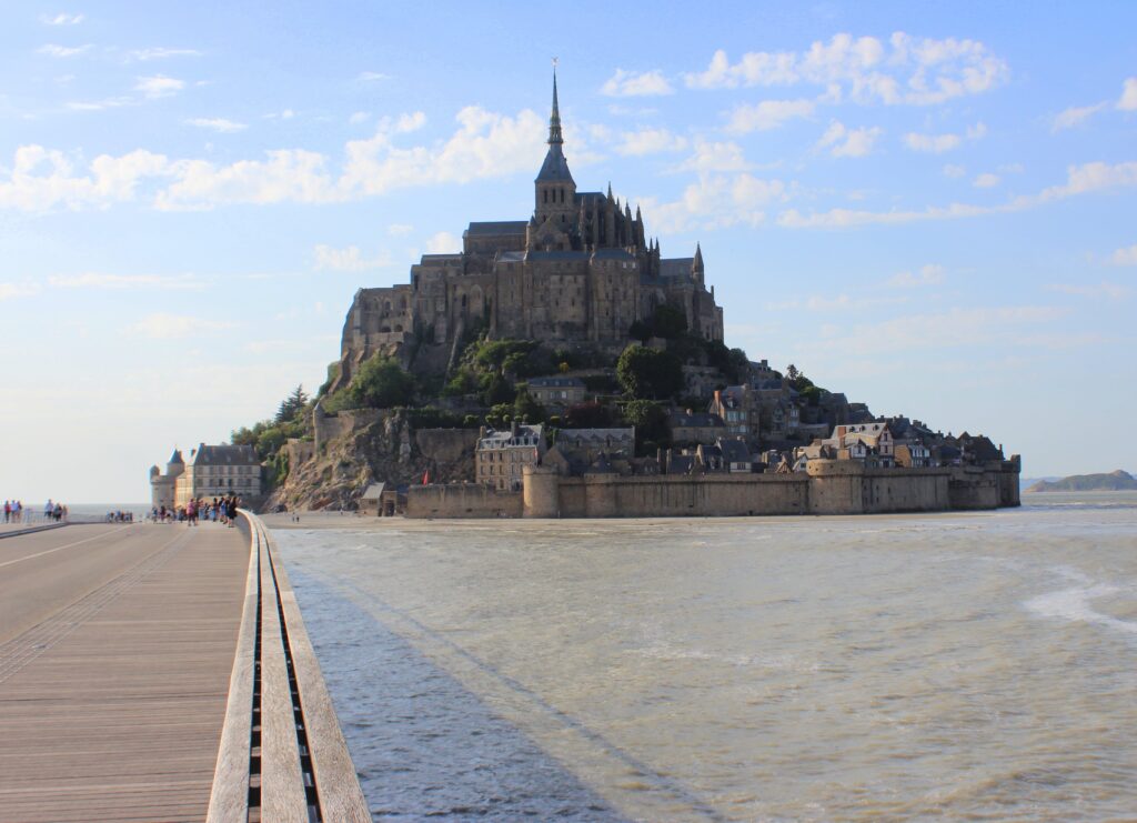 Mont Saint-Michel con marea alta y rodeado de agua