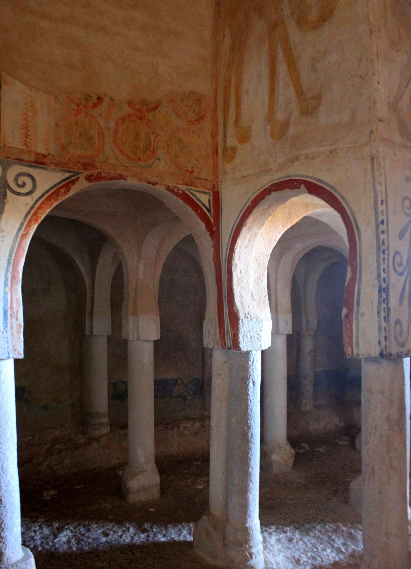 Nave interior de arcos de la ermita de San Baudelio