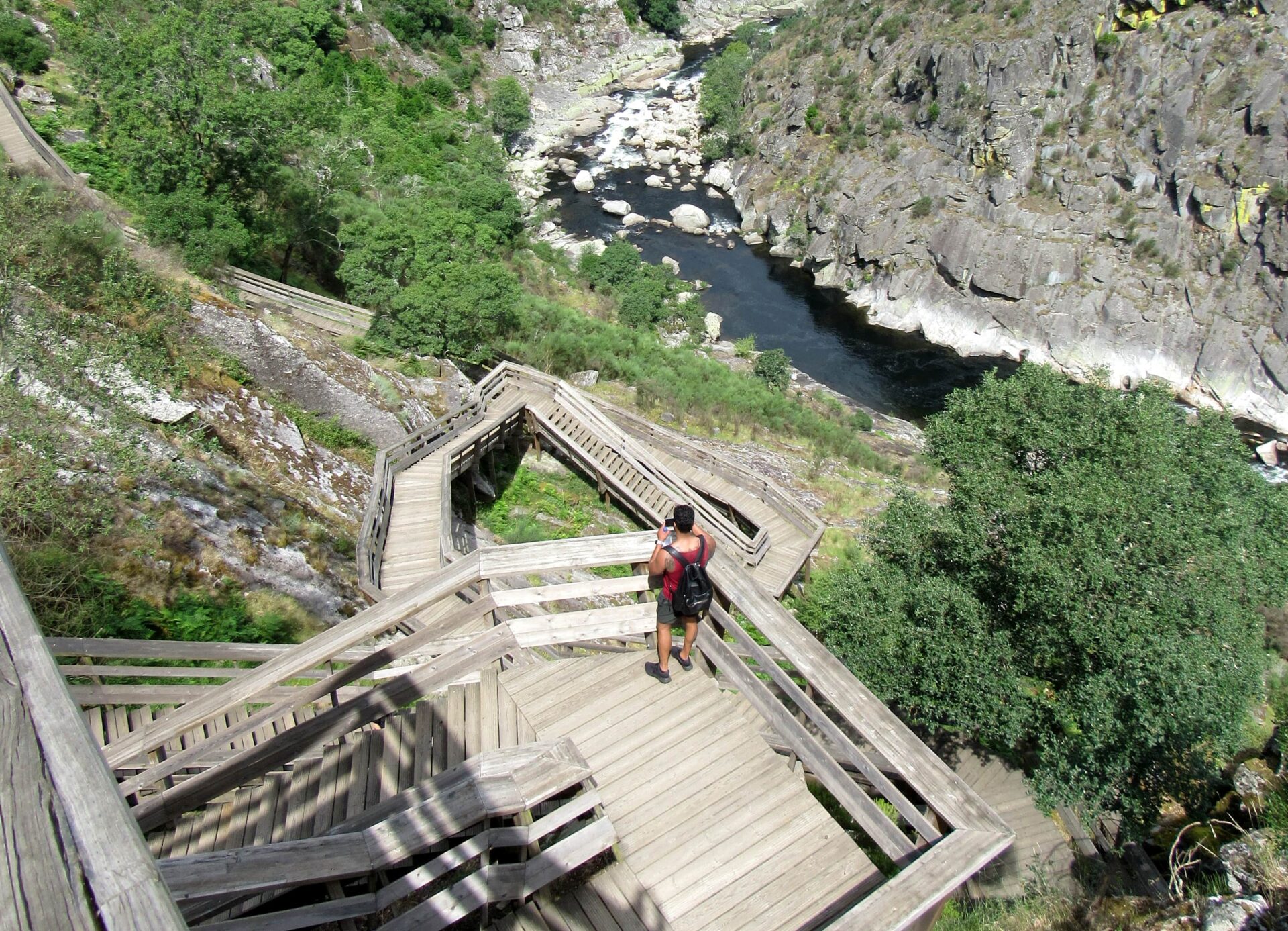 Pasarelas de madera en el río Arouca