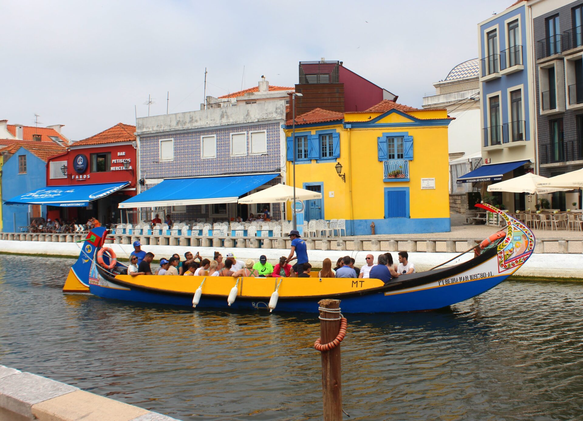 Barrio de pescadores en Aveiro con barco moliceiro