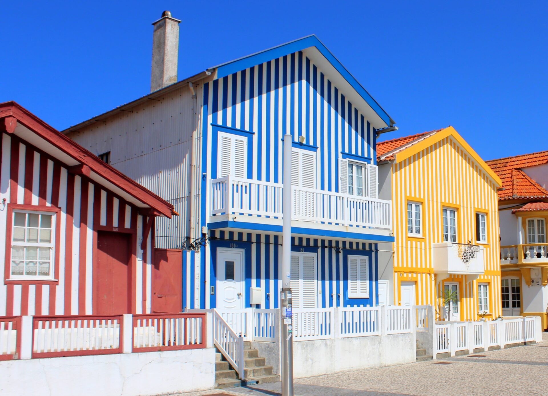 Pueblo con casas de  colores en Portugal