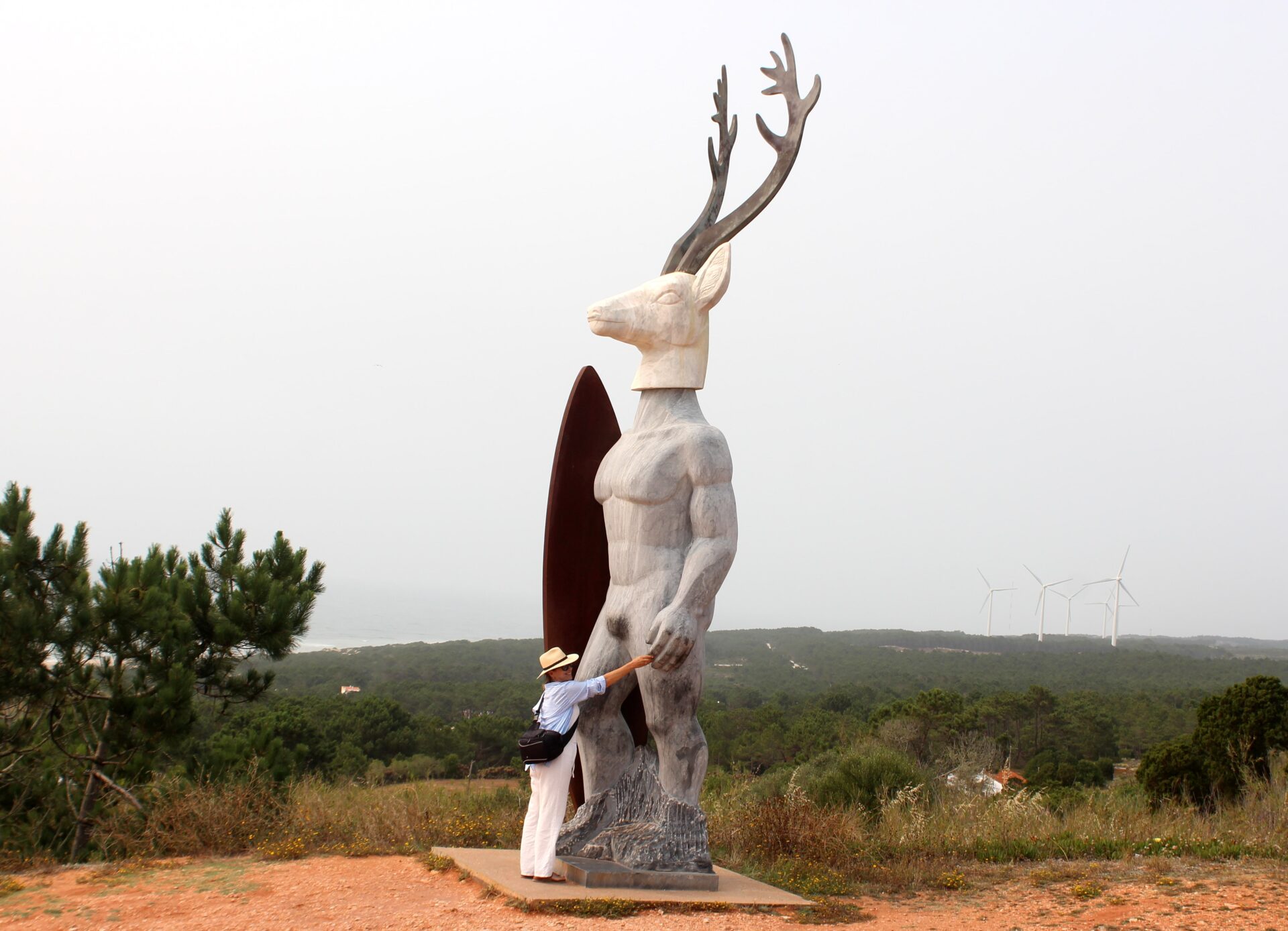 Escultura del ciervo y surfero en Nazaré