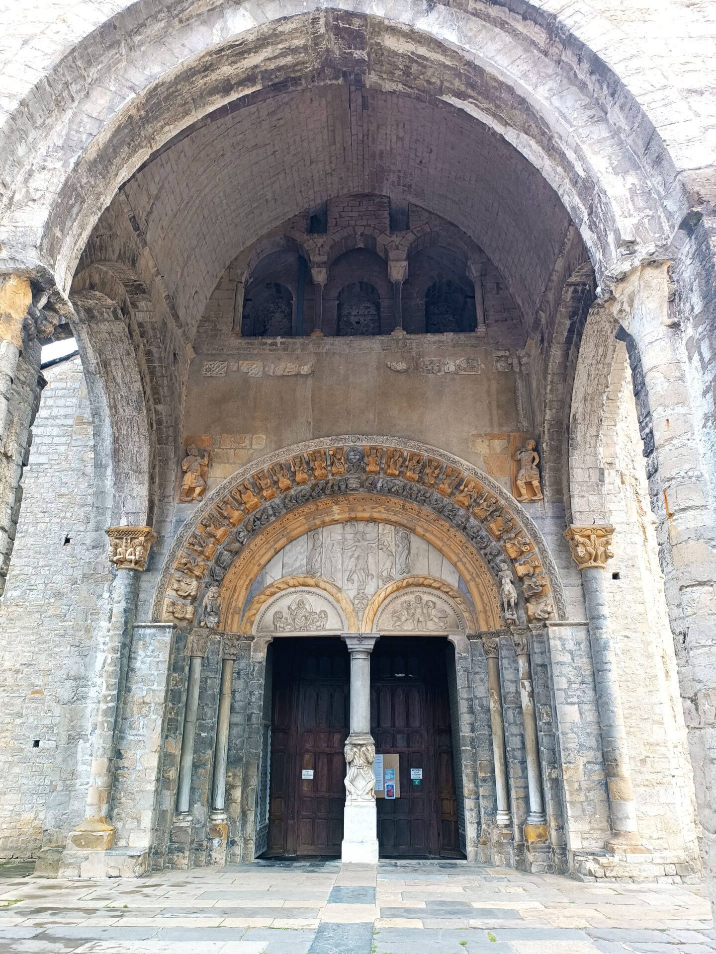 Portada de la catedral de Oloron Sainte-Marie