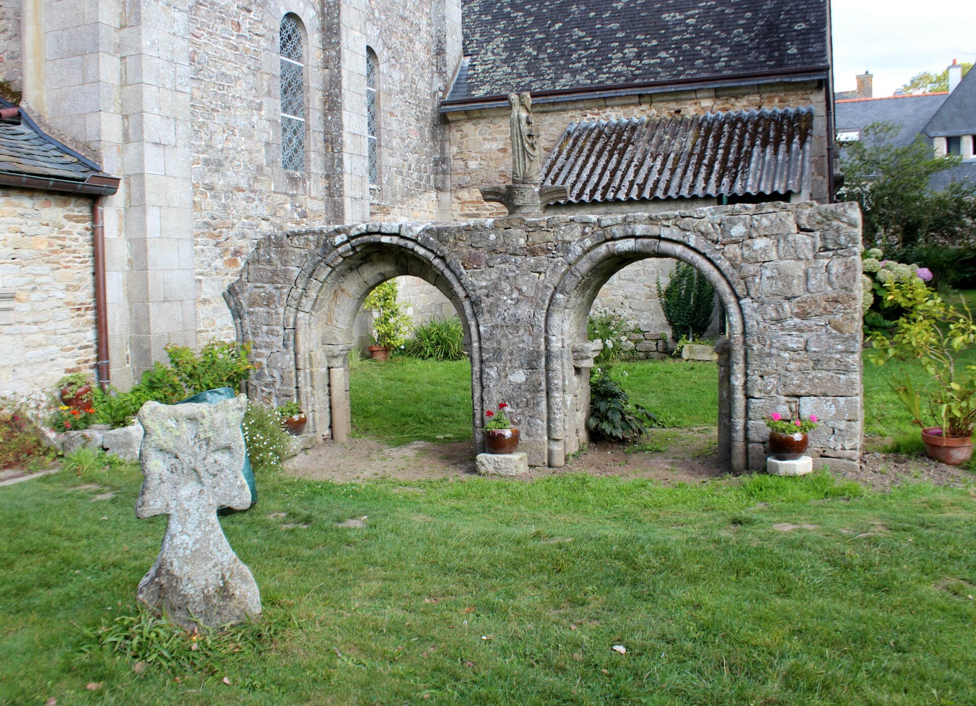 Claustro de la iglesia románica de Quimper