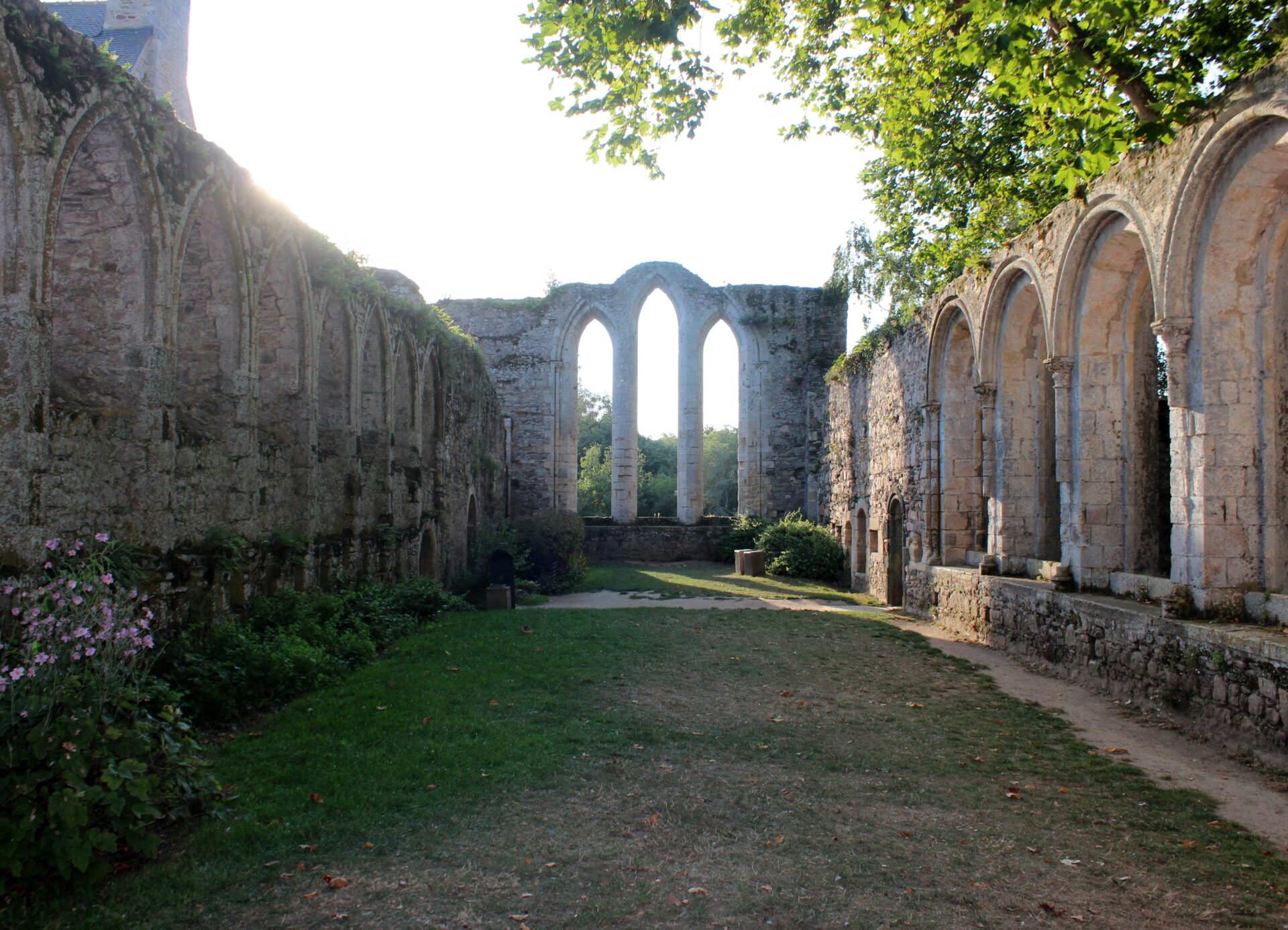 Iglesia medieval en ruina en Bretaña