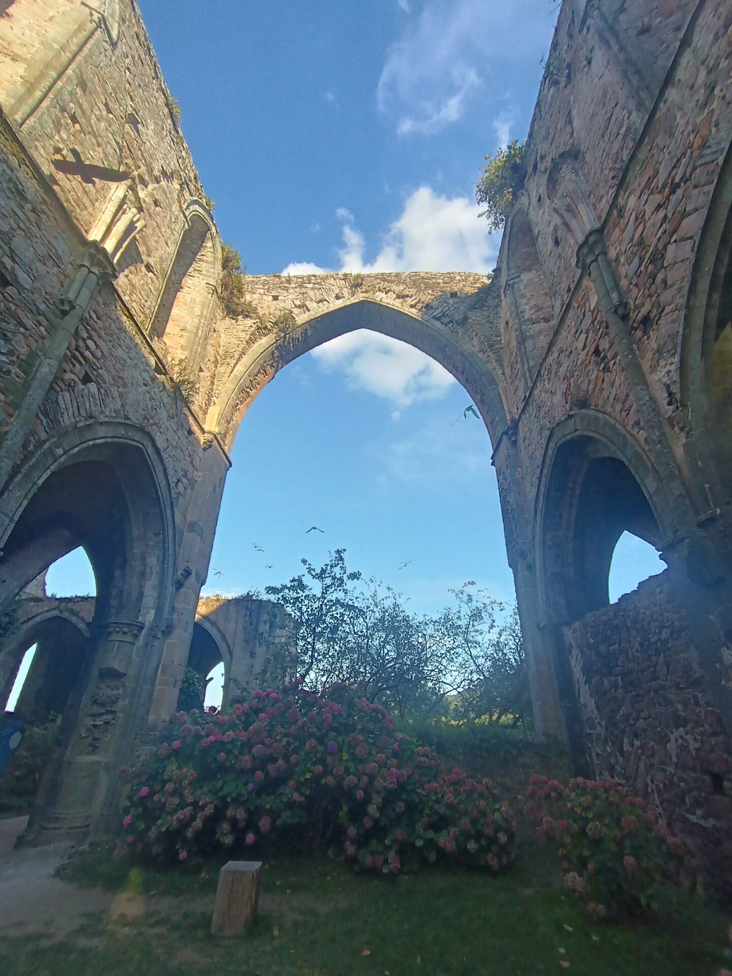 Iglesia en ruinas en Bretaña Francia