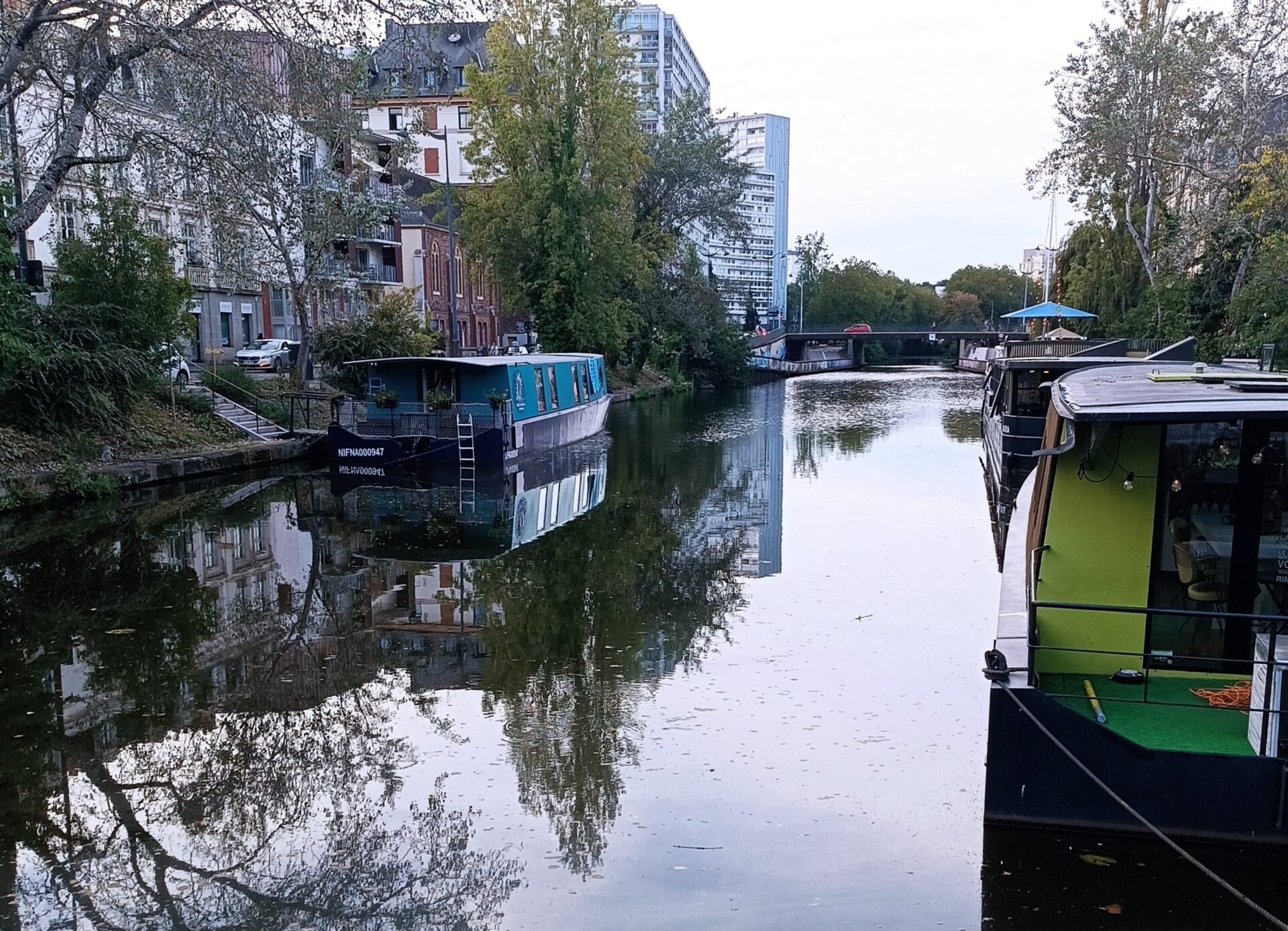 Casa barcos en los canales de Bretaña-Francia