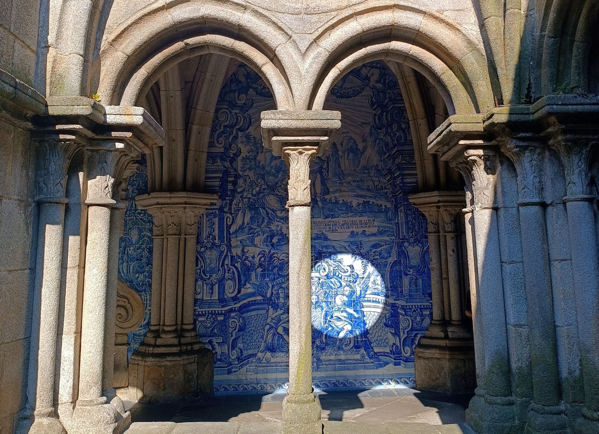 Azulejos en el claustro gótico de la Sé