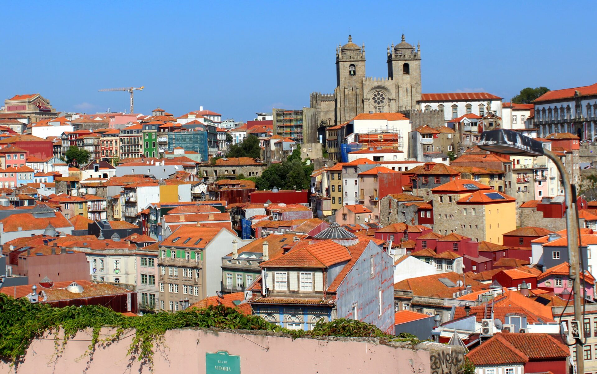 Vistas a la catedral desde el mirador de la Victoria en Oporto