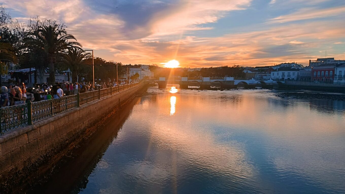 Puesta de sol en el puente romano Algarve