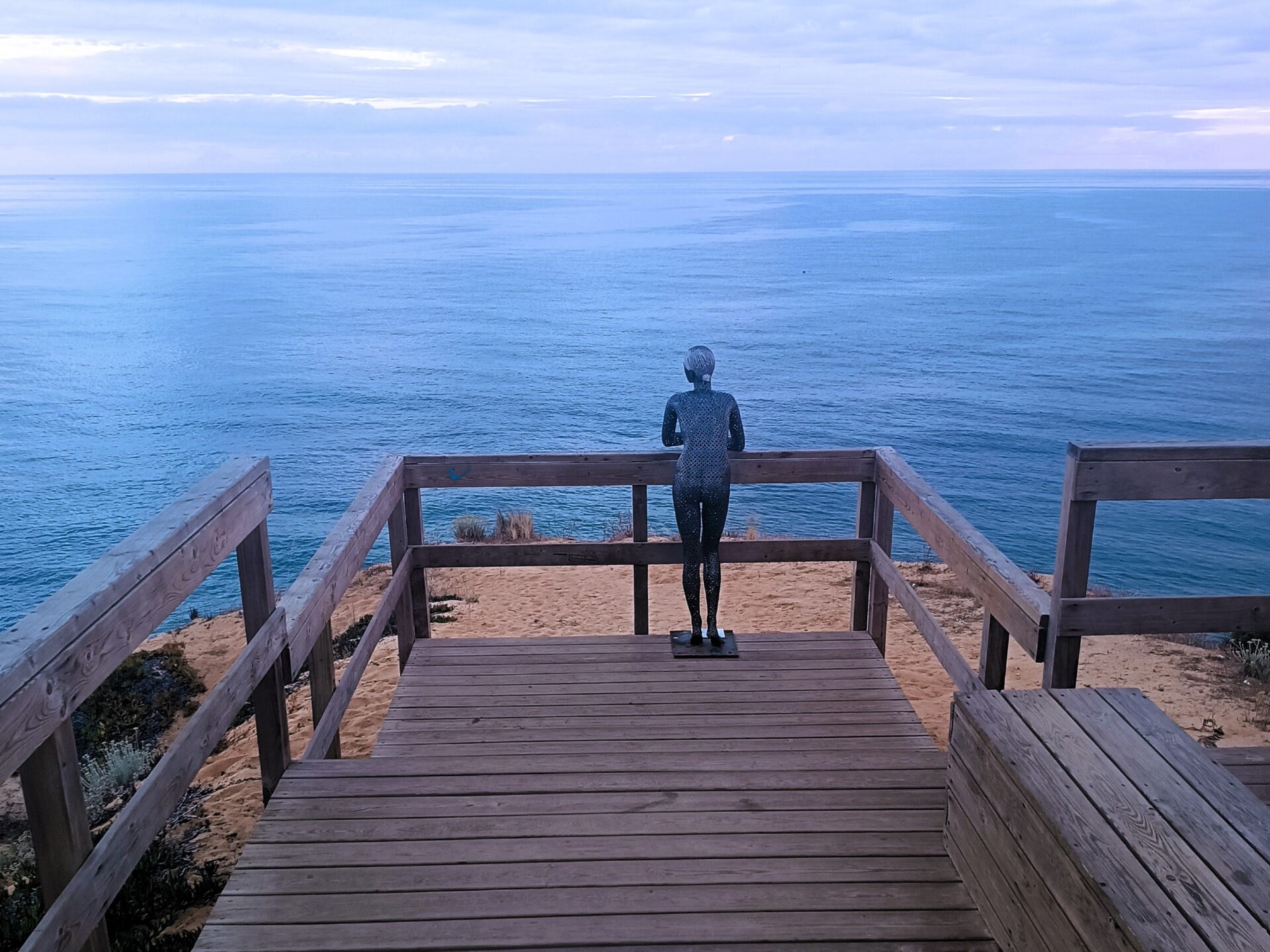 Mirador con una mujer en Olhos de Agua