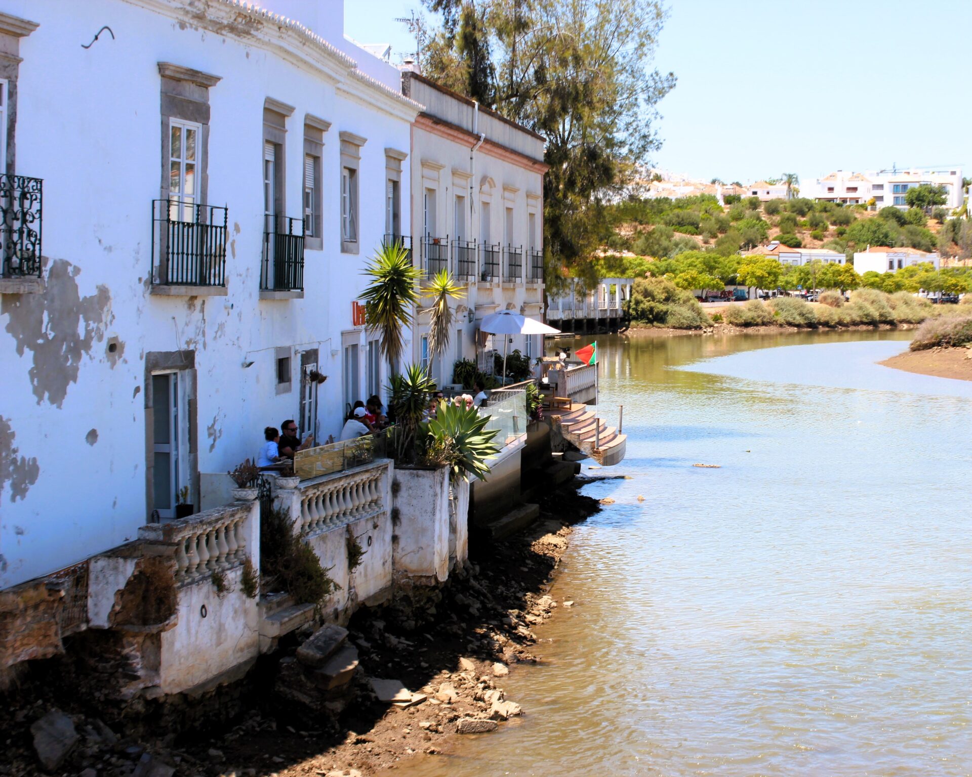 Casa blancas sobre el río Gilao (Portugal)