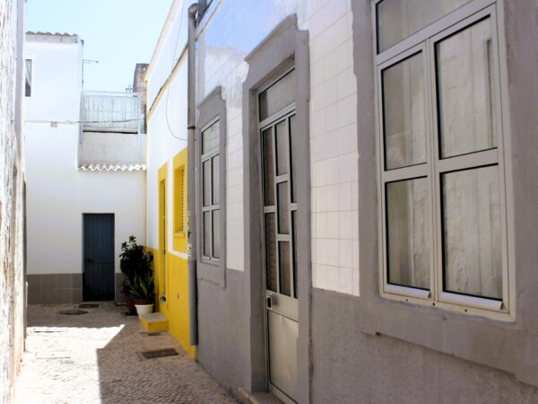 Pueblo del Algarve con casas de colores