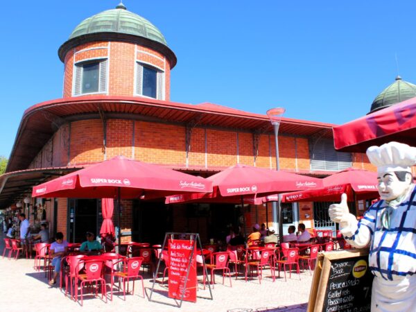 Mercado municipal de ladrillo en el Algarve