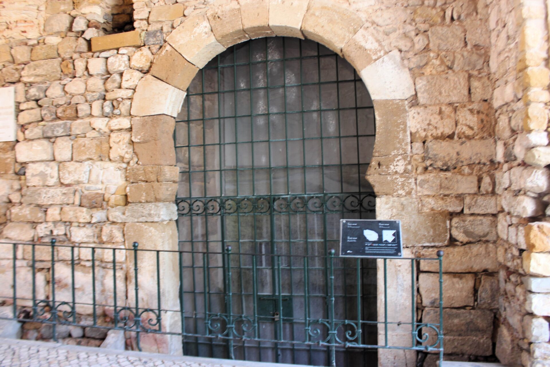 Puerta árabe de Faro. Algarve (Portugal)