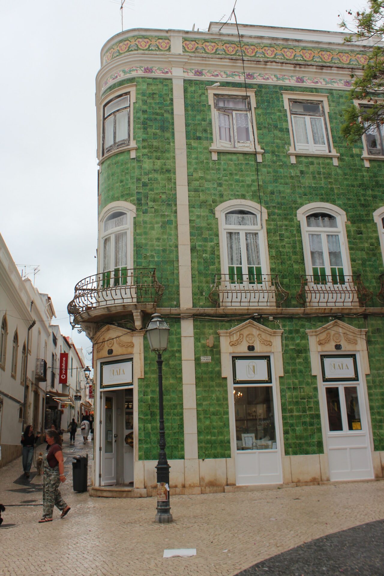 Edificio de azulejos verdes en la plaza Luis Camoes