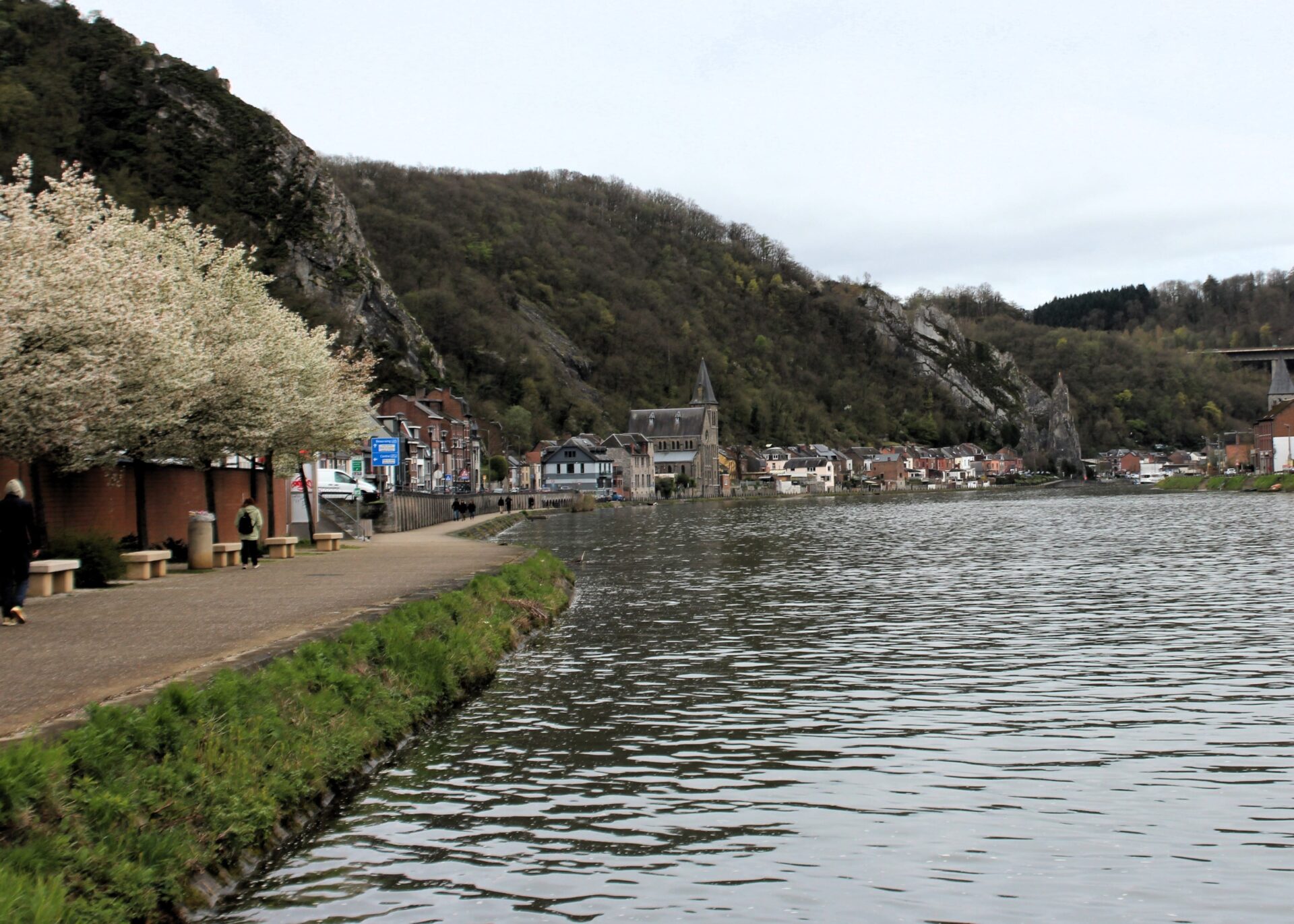 Paseo por el río Mosa en Dinant