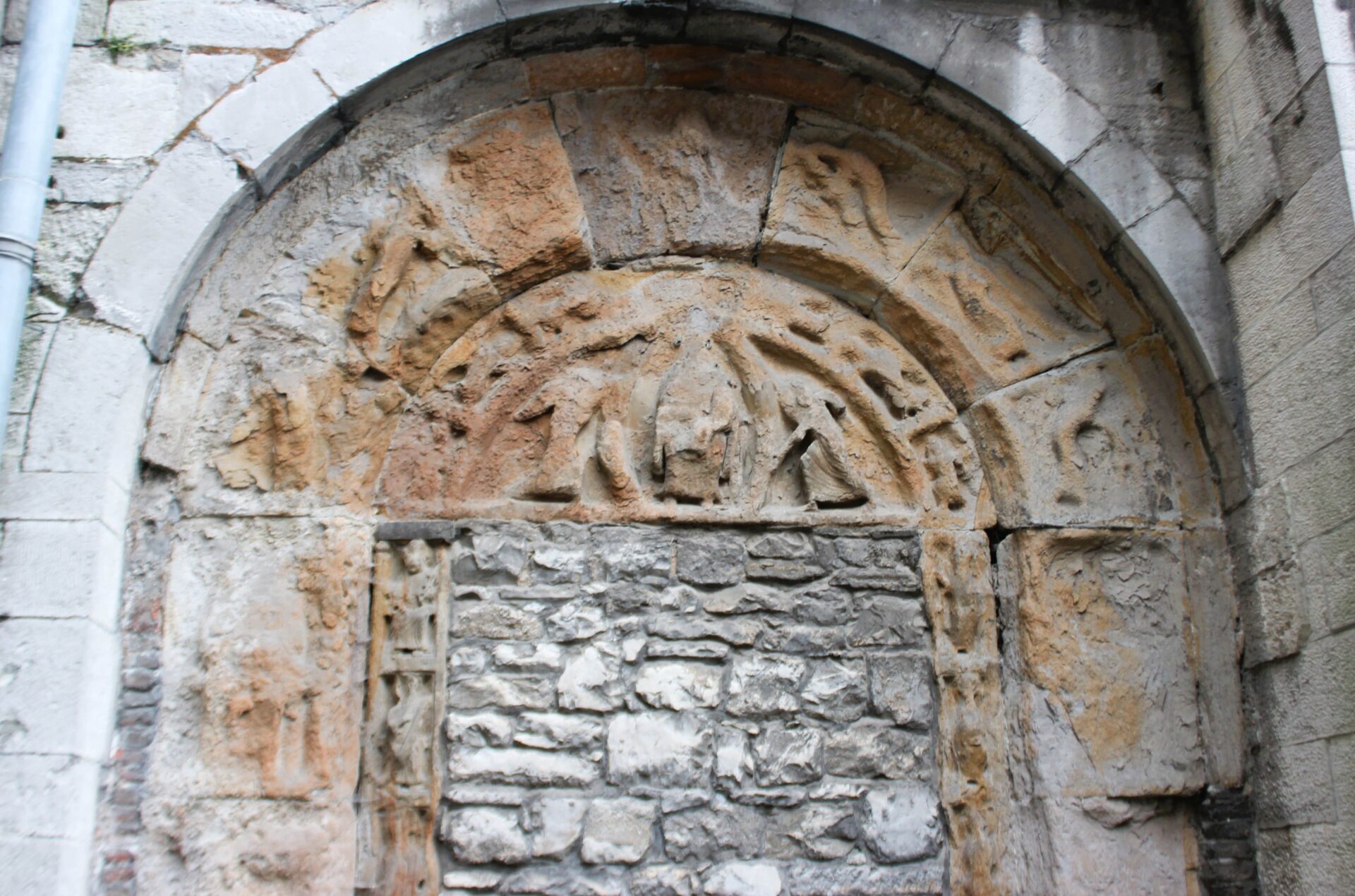 Puerta románica de la colegiata de Notre-Dame en Dinant