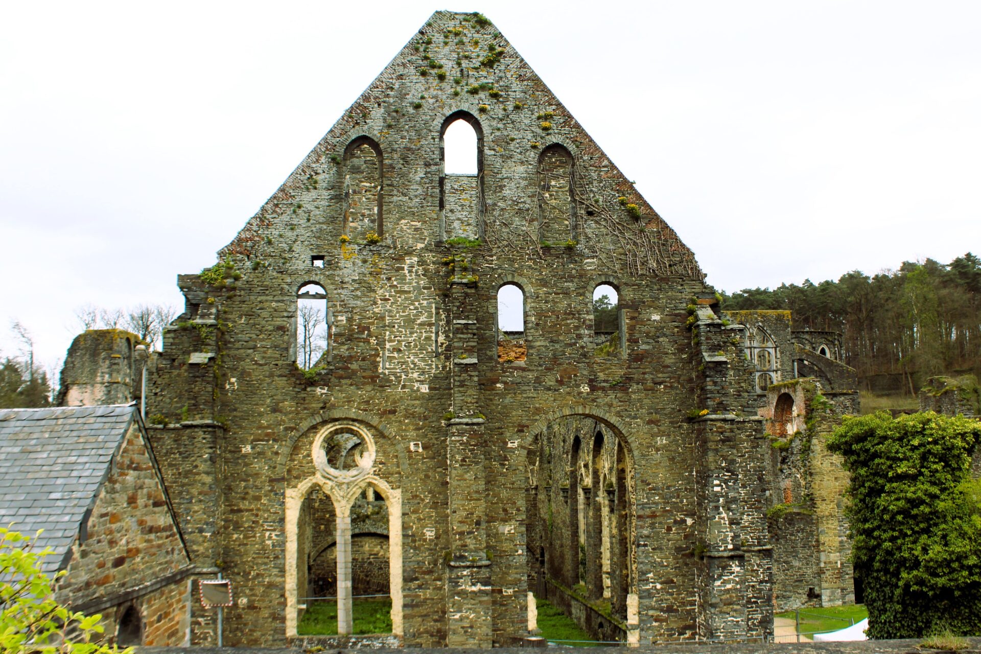 Ruinas de un monasterio en Valonia (Bélgica)