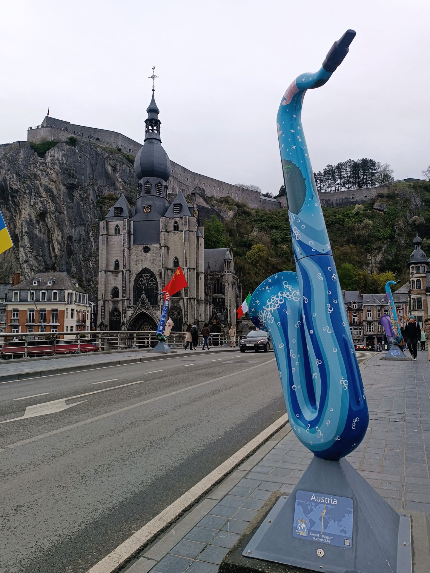 Puente con saxofones en Dinant